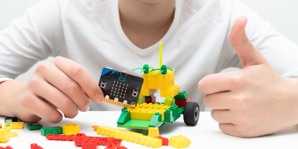 Kits de robótica compatibles con LEGO y micro:bit